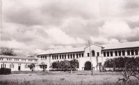 Lomé, le collège Saint Joseph. – Inauguré en 1948, le célèbre établissement de la route de l’Aviation, connu de ses anciens élèves comme « St Jo », est un groupe scolaire dont les enseignements s’étendent en réalité du 1er au 3ème degré. Nombreuses personnalités togolaises ont fréquenté ses bancs, parmi lesquelles Edem Kodjo, Léopold Gnininvi, Eugène Adoboli…